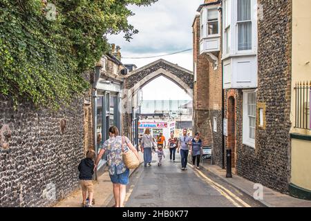 Goldener Sand von Viking Bay Broadstairs, Thanet, Kent, Großbritannien und das historische düstere Haus an einem sonnigen Sommertag.Broadstairs Kent England Stockfoto