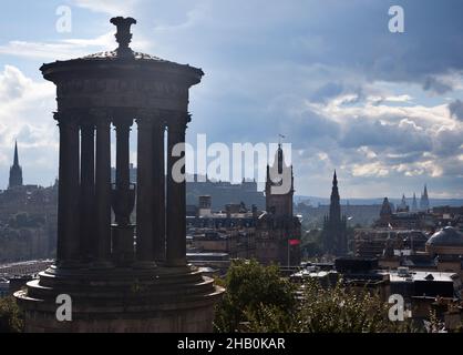 Edinburgh, Schottland-7. September 2013: Nach dem Regen, wenn die Wolken brechen, leuchtet die Stadt mit der Sonne und zeigt einen Blick von Calton Hill nach Stockfoto