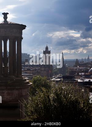 Edinburgh, Schottland-7. September 2013: Nach dem Regen, wenn die Wolken brechen, leuchtet die Stadt mit der Sonne und zeigt einen Blick von Calton Hill nach Stockfoto