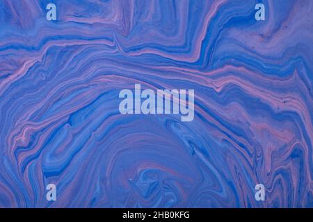 Abstrakte flüssige Kunst Hintergrund marineblau und rosa Farben. Flüssiger Marmor. Acrylmalerei mit Saphirgradient und Spritzer. Aquarellhintergrund mit w Stockfoto