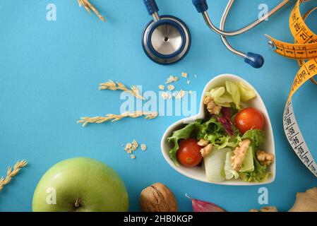 Diät-Lebensmittel für die Gesundheit mit Herzschüssel und Stetoskop Detail Stockfoto