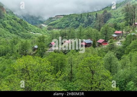 Der Naturpark Tunca-Tal am Fuße des Altınparmak-Gebirges ist ein faszinierender Ort mit seinen Wäldern, Blumen, Stein- und Holzhäusern... Stockfoto