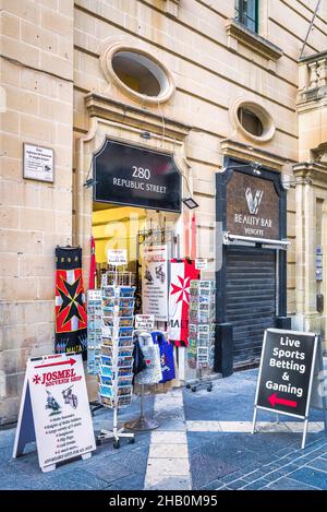 Einer der Souvenirläden in der Hauptstadt Valletta, Malta. Stockfoto