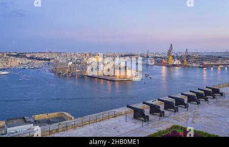 Blick auf den Grand Harbour und das Fort St. Angelo in Birgu von den oberen Barrakka-Gärten in Valletta, Malta. Stockfoto