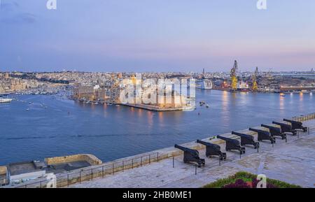 Blick auf den Grand Harbour und das St. Angelo Fort in Birgu aus Vallettas Upper Barrakka Gardens, Valletta, Malta. Stockfoto