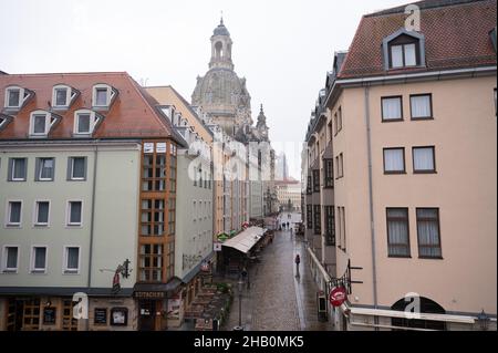 Dresden, Deutschland. 16th Dez 2021. Passanten laufen entlang der Münzgasse vor der Frauenkirche. Quelle: Sebastian Kahnert/dpa-Zentralbild/dpa/Alamy Live News Stockfoto