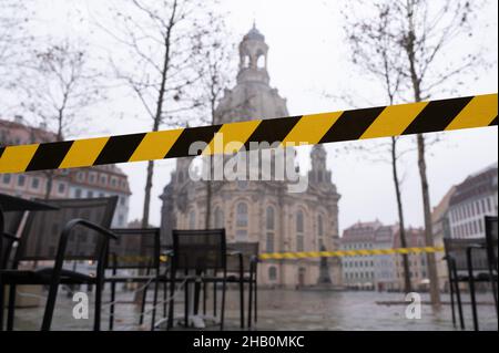 Dresden, Deutschland. 16th Dez 2021. Vor der Frauenkirche hängt ein gelb-schwarzes Sperrband am Neumarkt. Quelle: Sebastian Kahnert/dpa-Zentralbild/dpa/Alamy Live News Stockfoto