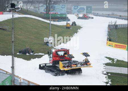 Dresden, Deutschland. 16th Dez 2021. Zwei Pistenbullys bereiten eine zukünftige Wettkampfstrecke mit Kunstschnee am Elbufer vor. Am 18. Und 19. Dezember 2021 findet in Dresden der FIS Skilanglauf-Sprint-Weltcup statt. Quelle: Sebastian Kahnert/dpa-Zentralbild/dpa/Alamy Live News Stockfoto