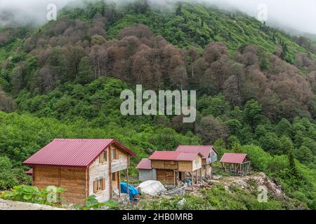 Der Naturpark Tunca-Tal am Fuße des Altınparmak-Gebirges ist ein faszinierender Ort mit seinen Wäldern, Blumen, Stein- und Holzhäusern... Stockfoto