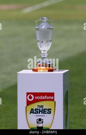 Adelaide, Australien. 16th Dez 2021. Ashes-Trophäe vor dem zweiten Testspiel in der Ashes-Serie zwischen Australien und England. Quelle: Peter Mundy/Speed Media/Alamy Live News Stockfoto