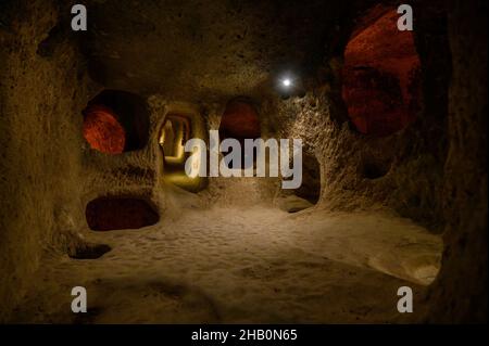 Kaymakli, Türkei. Alte mehrstufige unterirdische Höhlenstadt in Kappadokien, Türkei. Stockfoto