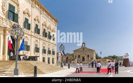 Auberge de Castille et Leon, ursprünglich von Gerolamo Cassar entworfen und 1744 umgebaut. Heute beherbergt das Büro des Premierministers in Valletta, Malta. Stockfoto