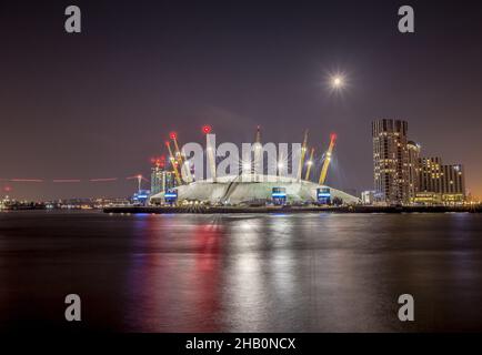 Blick auf die Themse, North Greenwich und die Docklands bei Nacht Stockfoto