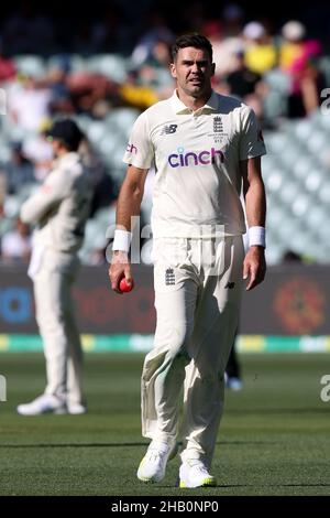 Adelaide, Australien. 16th Dez 2021. James Anderson aus England während des zweiten Testmatches in der Ashes-Serie zwischen Australien und England. Quelle: Peter Mundy/Speed Media/Alamy Live News Stockfoto