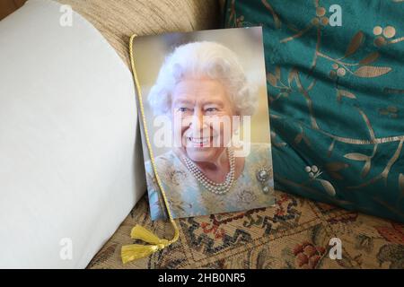 Eine Jubiläumskarte, die an ein Paar gesendet wurde, das seinen Hochzeitstag 60th von ihrer Majestät Königin Elizabeth 2nd feierte. Stockfoto