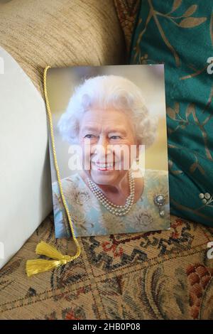 Eine Jubiläumskarte, die an ein Paar gesendet wurde, das seinen Hochzeitstag 60th von ihrer Majestät Königin Elizabeth 2nd feierte. Stockfoto