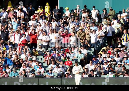 Adelaide, Australien. 16th Dez 2021. Englische Fans beim zweiten Testspiel in der Ashes-Serie zwischen Australien und England. Quelle: Peter Mundy/Speed Media/Alamy Live News Stockfoto