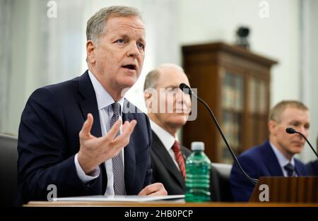 WASHINGTON, DC - 15. DEZEMBER: (L-R) Doug Parker, CEO von American Airlines, Gary Kelly, CEO von Southwest Airlines und Scott Kirby, CEO von United Airlines, bezeugen am 15. Dezember 2021 vor dem Ausschuss für Handel, Wissenschaft und Transport im Russell Senate Office Building auf dem Capitol Hill in Washington, DC. Die Führungskräfte des Luftverkehrs sagten während der Aufsichtsanhörung über den aktuellen Stand der US-Luftfahrtbranche aus. (Foto von Chip Somodevilla/Pool/Sipa USA) Stockfoto