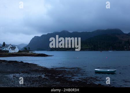 Ein kleines Dorf am Ufer des Loch Carron und eine kleine Insel vor dem Dorf Plockton an der Westküste in Schottland beherbergt eine kleine Anzahl von Bäumen Stockfoto