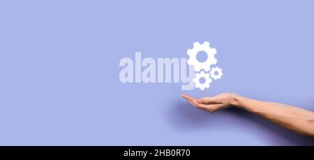 Hand hält Metall Zahnräder und Zahnräder Mechanismus der Interaktion Teamwork Konzept, Hand halten Gruppe von virtuellen Zahnräder Rad. Stockfoto