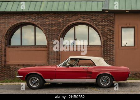 ROYAL OAK, MI/USA - 17. AUGUST 2021: Ein Ford Mustang GT 1967 auf der Woodward Dream Cruise Route. Stockfoto