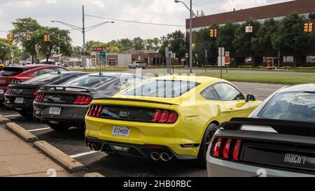 ROYAL OAK, MI/USA - 20. AUGUST 2021: Vier Ford Mustang Autos auf der Woodward Dream Cruise Route. Stockfoto