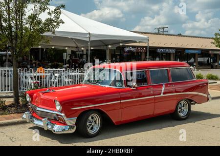 ROYAL OAK, MI/USA - 20. AUGUST 2021: Ein 1956 Chevrolet Bel Air Kombi auf der Woodward Dream Cruise Route. Stockfoto