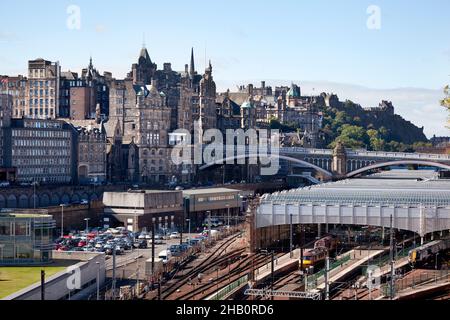 Edinburgh, Schottland, Großbritannien - 22. September 2013: Ein Personenzug der FirstGroup, der am Bahnhof Waverley im Zentrum von Edinburgh ankommt. Stockfoto