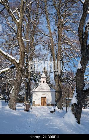 MODRA, SLOWAKEI - 12. DEZ 2021 - Kapelle der heiligen Maria Magdalena, erbaut von Waldarbeitern deutscher Herkunft - Waldleute im Jahr 1876, Piesok (Modra), Slowakei Stockfoto