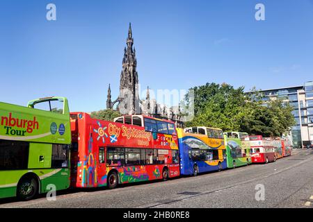 Edinburgh, Schottland-22. September 2013: Mehrere Touristenbusse in einer Straße von Edinburgh warten auf die Touristen Routen in den Standorten zu realisieren geparkt Stockfoto