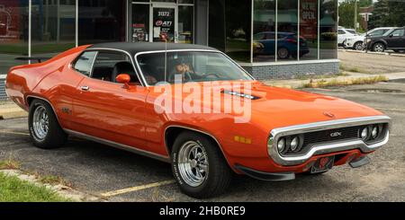 17. AUGUST 2021: Ein 1971 Plymouth 440 GTX Auto mit Halloween Interieur (schwarz und orange) auf der Woodward Dream Cruise Route. Stockfoto