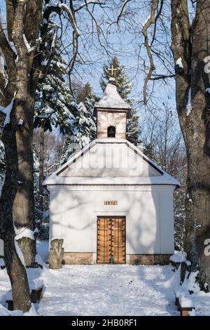 MODRA, SLOWAKEI - 12. DEZ 2021 - Kapelle der heiligen Maria Magdalena, erbaut von Waldarbeitern deutscher Herkunft - Waldleute im Jahr 1876, Piesok (Modra), Slowakei Stockfoto