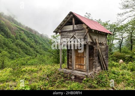 Der Naturpark Tunca-Tal am Fuße des Altınparmak-Gebirges ist ein faszinierender Ort mit seinen Wäldern, Blumen, Stein- und Holzhäusern... Stockfoto