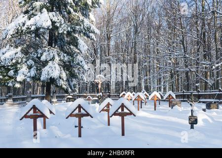 MODRA, SLOWAKEI - DEC 12, 2021 - Friedhof Huncokar (Waldmenschen) der Friedhof liegt mitten im Wald bei Piesok–Zochova Chata, Slowakei Stockfoto