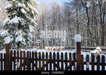 MODRA, SLOWAKEI - DEC 12, 2021 - Friedhof Huncokar (Waldmenschen) der Friedhof liegt mitten im Wald bei Piesok–Zochova Chata, Slowakei Stockfoto