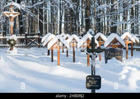 MODRA, SLOWAKEI - DEC 12, 2021 - Friedhof Huncokar (Waldmenschen) der Friedhof liegt mitten im Wald bei Piesok–Zochova Chata, Slowakei Stockfoto