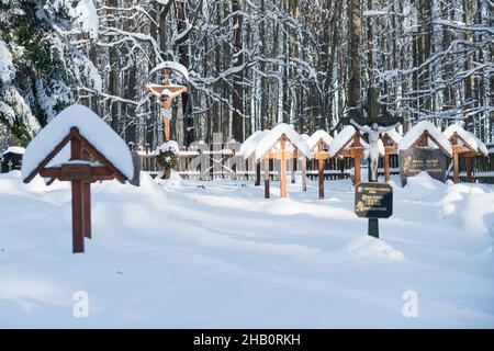 MODRA, SLOWAKEI - DEC 12, 2021 - Friedhof Huncokar (Waldmenschen) der Friedhof liegt mitten im Wald bei Piesok–Zochova Chata, Slowakei Stockfoto