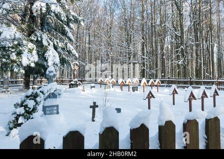 MODRA, SLOWAKEI - DEC 12, 2021 - Friedhof Huncokar (Waldmenschen) der Friedhof liegt mitten im Wald bei Piesok–Zochova Chata, Slowakei Stockfoto