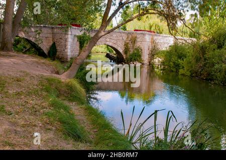 Straßen oder Transportwege von öffentlichem Besitz und Nutzung. Stockfoto