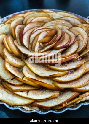 Selektive Nahaufnahme von frisch gebackenem Apfelkuchen, serviert auf einem Teller Stockfoto