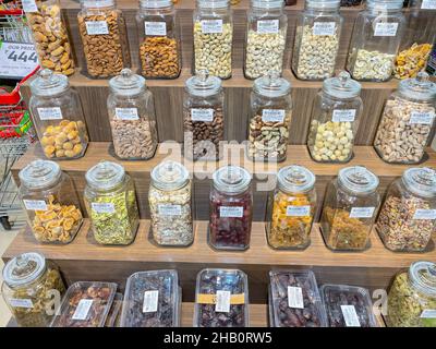 Am 3. August 2021 wurde in Glasgläsern in den Regalen eines Supermarkts in Pune India eine Vielzahl von Trockenfrüchten angezeigt Stockfoto