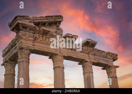 Der Tempel des Apollo ist ein römischer Tempel, der um 150 n. Chr. an der Mittelmeerküste erbaut wurde. Side Antalya Türkei. Sonnenuntergang bewölktes Wetter. Selektiv Stockfoto