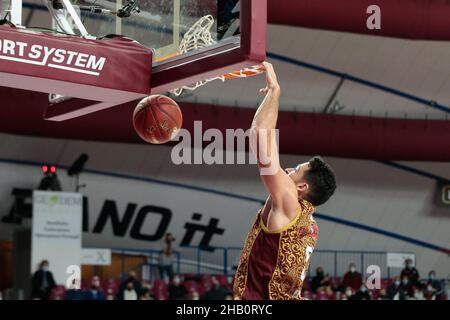 Venedig, Italien. 15th Dez 2021. Mitchell Watt (Umana Reyer Venezia) während Umana Reyer Venezia gegen Cedevita Olimpija Ljubljana, Basketball EuroCup Championship in Venedig, Italien, Dezember 15 2021 Quelle: Independent Photo Agency/Alamy Live News Stockfoto