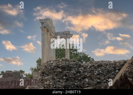 Der Tempel des Apollo ist ein römischer Tempel, der um 150 n. Chr. an der Mittelmeerküste erbaut wurde. Side Antalya Türkei. Wolkiges Wetter Stockfoto