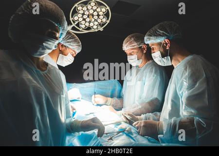 Der leitende Chirurg im Operationssaal, wo der Patient auf ihn wartet, und er beginnt mit der Operation. Real modern Hospital mit authentischem Ambiente Stockfoto