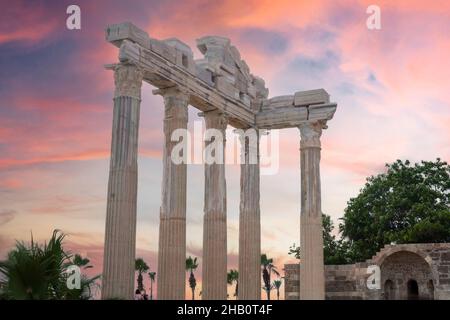 Der Tempel des Apollo ist ein römischer Tempel, der um 150 n. Chr. an der Mittelmeerküste erbaut wurde. Side Antalya Türkei. Sonnenuntergang bewölktes Wetter. Selektiv Stockfoto