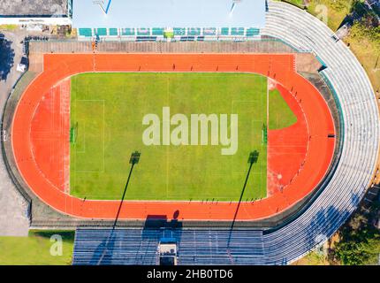 Luftdrohne von oben nach unten Blick auf das Fußballstadion. Fußballstadion mit Lauffeld, das mit Drohne auf Phuket in Thailand geschossen wurde Stockfoto
