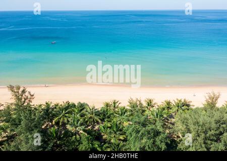 Luftdrohne Draufsicht Menschenmenge am tropischen Strand mit Sonnenuntergang in Phuket, Thailand, ist der wunderschöne Phuket Strand berühmtes Touristenziel Stockfoto