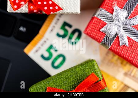 50 EUR Banknote auf der Laptop-Tastatur angeordnet. Cybersicherheit des Online-Shoppings. Foto aufgenommen unter künstlichem, weichem Licht Stockfoto