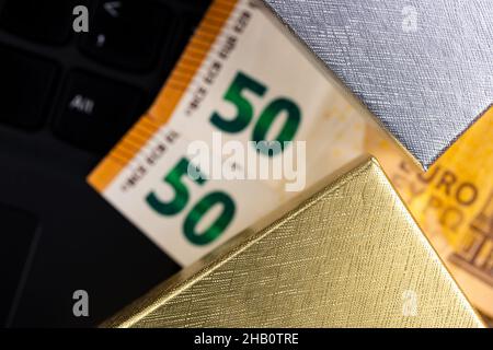 50 EUR Banknote auf der Laptop-Tastatur angeordnet. Cybersicherheit des Online-Shoppings. Foto aufgenommen unter künstlichem, weichem Licht Stockfoto